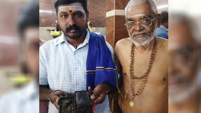 ஐயப்பன் கோவிலில் பயங்கர சத்தத்துடன் வெடித்துச் சிதறிய செல்போன்..! பக்தர்கள் அதிர்ச்சி..!