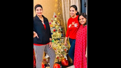 குழந்தையுடன் கிறிஸ்துமஸ் பண்டிகையை வரவேற்ற சுஜா வருணி - சிவகுமார் தம்பதி! கலக்கல் புகைப்பட தொகுப்பு!