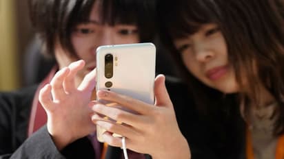 ঘুমোতে যাওয়ার আগে নিজের স্মার্টফোন চেক করেন, কী বলছে সাম্প্রতিক সমীক্ষা জানলে চমকে যাবেন