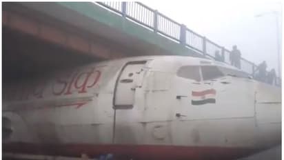 ഉപേക്ഷിച്ച വിമാനവുമായി പോയ ട്രക്ക് പാലത്തിനടിയില്‍ കുടുങ്ങി; വീഡിയോ വൈറല്‍