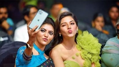 காந்த கண்ணுக்கு மை தீட்டி ரசிகர்களுக்கு வசியம்... ஜன்னல் வச்ச ஜாக்கெட் போட்டு இளசுகளை சுண்டி இழுக்கும் அதுல்யா..!