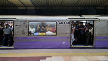 বড়দিনের আগের বিকেলে মেট্রো বিভ্রাট, আংশিক বন্ধ পরিষেবা