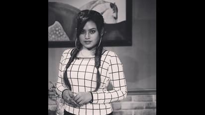 விதவிதமான போஸ் கொடுத்து நடிகைகளுக்கே டஃப் கொடுக்கும் சின்னத்திரை நடிகை பரீனா அசாத்! துள்ளல் அழகில் வெளியிட்ட கிளிக்ஸ்!