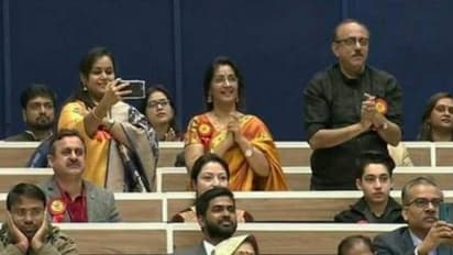 தேசிய விருதை வாங்கிய கையோடு சேலையில் சிக்... வித விதமான போஸ் கொடுத்து அசத்திய கீர்த்தி சுரேஷ்!