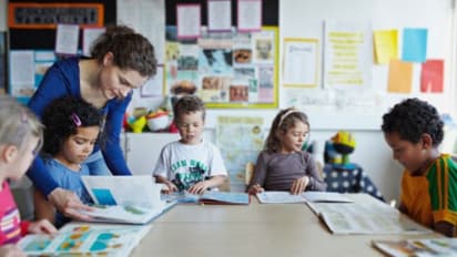 শরীরের সব অঙ্গ দেখিয়ে ছাত্র পড়ালেন শিক্ষিকা, সোশ্যাল মিডিয়ায় ভাইরাল ছবি