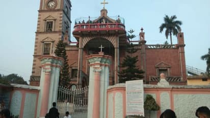 বড়দিনে সেজে উঠেছে ব্যান্ডেল চার্চ, উপচে পড়ছে ভিড়, দেখুন ছবিতে