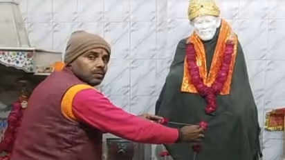 साईं बाबा को भी लग रही ठंड, पहनाई गई ऊनी टोपी और शॉल