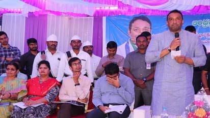 తండ్రి కోరికను గుర్తుచేసుకుని వేదికపై ఏడ్చేసిన ఏపీ మంత్రి