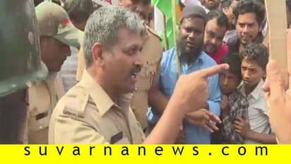 ಪೌರತ್ವ ಕಾಯ್ದೆಗೆ ವಿರೋಧ:  SP ಮುಂದೆಯೇ ನಾಲಿಗೆ ಹರಿಬಿಟ್ಟ ಪ್ರತಿಭಟನಾಕಾರರು