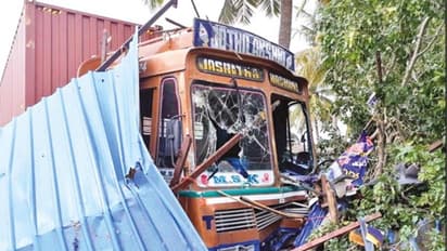 தாறுமாறாக சென்று ஓட்டலுக்குள் புகுந்த கன்டெய்னர் லாரி..! உடல் நசுங்கி மூதாட்டி பலி..! 5 பேர் படுகாயம்..!