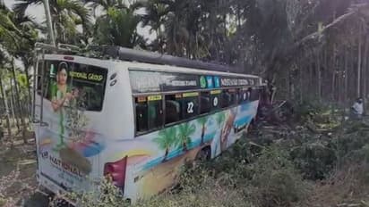 ಶಾಲಾ ಪ್ರವಾಸ ಮುಗಿಸಿ ಮರಳುವಾಗ ಬಸ್ ಅಪಘಾತ : ಶಿಕ್ಷಕ ಸಾವು