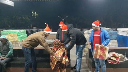 ঠান্ডার রাতে স্টেশনে লাল টুপি পরা জ্যান্ত সান্তা, হাসি ফুটল ভবঘুরেদের মুখে