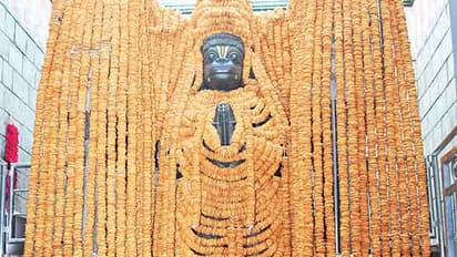 1 லட்சத்து 8 வடைகள்..! 18 அடி உயர கம்பீர அனுமன் சிலை..! கோலாகலமாக கொண்டாடப்படும் ஆஞ்சநேய ஜெயந்தி..!