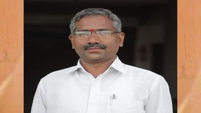 మున్సిపల్ ఎన్నికలే టార్గెట్... టీఆర్ఎస్ నేతల ఇళ్లలోనే ఆ యంత్రాంగం: ఈసికి బిజెపి ఫిర్యాదు