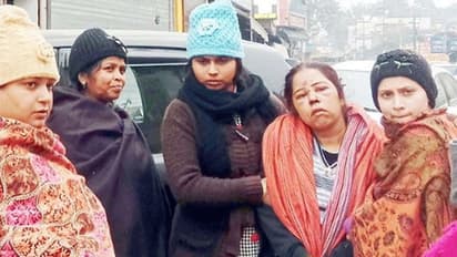 एक ही चिता पर हुआ बाप-बेटे का अंतिम संस्कार, एक टक नम आंखों से पति और बेटे को देखती रही पत्नी