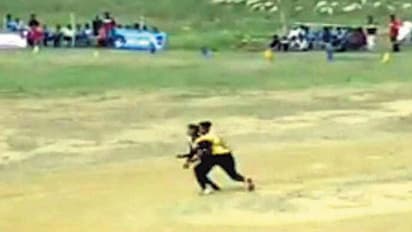 ಕ್ರಿಕೆಟ್ ಆಡುವಾಗ ಚಂಡು ಹಿಡಿಯಲು ಹೋಗಿ ಡಿಕ್ಕಿ : ಪ್ರಜ್ಞೆ ಕಳೆದುಕೊಂಡ ಆಟಗಾರರು