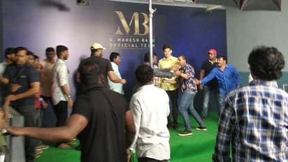 ఫ్యాన్స్ తో ఫోటోలు దిగడానికి మహేష్ డబ్బులు తీసుకున్నాడా..?