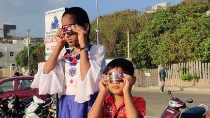 வளைய சூரிய கிரகணத்தை காண பிர்லா கோளரங்கத்தில் குழந்தைகளுடன் கூடிய பெற்றோர்! Exclusive புகைப்படங்கள்!