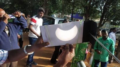 வானில் தெறிந்த வளைய சூரிய கிரகணம்! பிரமிக்க வைத்த காட்சிகளின் புகைப்பட தொகுப்பு!