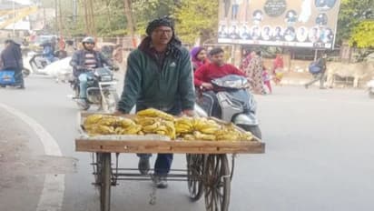 गंदा कपड़ा पहना हुआ यह खास आदमी निकला केला बेचने, सीक्रेट मिशन के लिए गली-गली लगाया ठेला