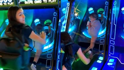 ഗെയിംമെഷീനിൽ കാലുകുടുങ്ങിയ കുട്ടിയെ രക്ഷിക്കാൻ ശ്രമിക്കുന്ന അമ്മ; ആ ദൃശ്യങ്ങള് പകർത്തി അച്ഛൻ- വീഡിയോ