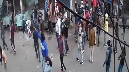 CAA ವಿರೋಧ: ಪೊಲೀಸರ ಮೇಲೇ ಪ್ರತಿಭಟನಾಕಾರರಿಂದ ಫೈರಿಂಗ್?