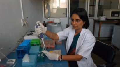 ভ্যাকসিন তৈরির চেষ্টায় দেশ, তার মাঝেই কেন্দ্রের রিসার্চ ইনস্টিটিউ থেকে পদত্যাগ অন্যতম বিজ্ঞানীর