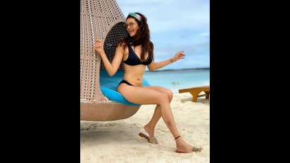 బికినిలో సీరియల్ (నాగిని) బ్యూటీ హాట్ అందాలు