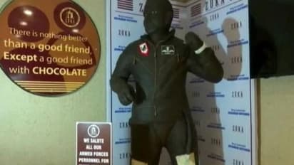 ഉയരം അഞ്ചടി, ഭാരം 321 കിലോ; അഭിനന്ദൻ വര്ദ്ധമാന്റെ രൂപത്തില് ചോക്ലേറ്റ് പ്രതിമ നിർമ്മിച്ച് കഫേ