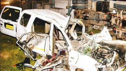 கோவையில் கோர விபத்து..! டேங்கர் லாரி-கார் நேருக்கு நேர் பயங்கர மோதல்..! ஒரே குடும்பத்தைச் சேர்ந்த 4 பேர் பலி..!