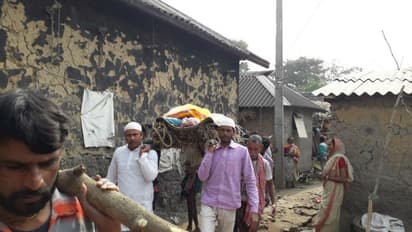 সম্প্রীতির এক অনন্য নিদর্শন, হিন্দু মায়ের শবদেহ কাঁধে তুলে নিলেন আজিজুর-লালনরা