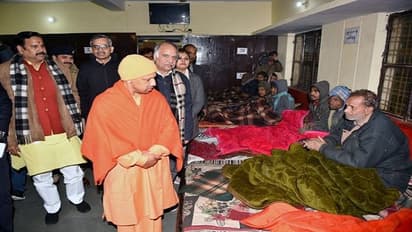 हाड़ कंपा देने वाली ठंड में रात सड़क पर निकलें सीएम योगी, इस कारण अफसरों के माथे पर आया पसीना