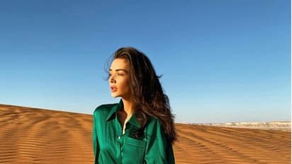 குழந்தை பெற்ற பின்பும் கவர்ச்சியில் மிரட்டும் எமி..! அம்மா ஆனாலும் அடங்காத அட்ராசிட்டி!