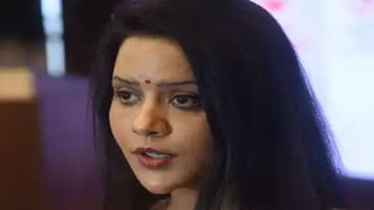 శివసేనతో ఫడ్నీవీస్ భార్య ట్వీట్ వార్ ..యాక్సిస్ బ్యాంక్ కి ఎసరు..?