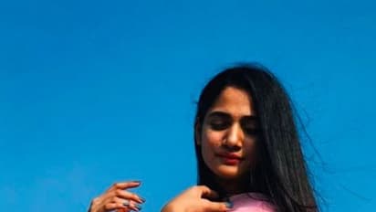 பளபளக்கும் பிங்க் நிற சுடிதாரில் இளசுகளை இம்சிக்கும் பிக்பாஸ் லாஸ்லியா..! வெளுத்து வாங்கும் அழகு ஸ்டில்ஸ்!