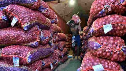 ಚಿತ್ರದುರ್ಗದ ಮಹಿಳೆಯಿಂದ 172 ಚೀಲ ಈರುಳ್ಳಿ ಖರೀದಿಸಿದ ಉಡುಪಿಯ ರೈತ