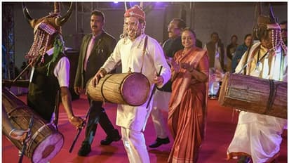 തലപ്പാവണിഞ്ഞ്, ചെണ്ട കൊട്ടി, നൃത്തച്ചുവടുമായി രാഹുല് ഗാന്ധി-വീഡിയോ