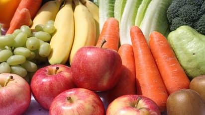 മാസത്തില് എട്ടുദിവസം നടക്കുന്നതിനേക്കാള് ഗുണംചെയ്യുമോ ഒരു കഷ്ണം പഴം കൂടുതല് കഴിക്കുന്നത്? 2021 പഴങ്ങളുടെയും പച്ചക്കറികളുടെ വര്ഷം