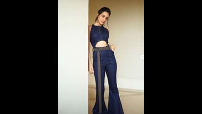 முன்னழகு... பின்னழகு... இரண்டையும் காட்டி இளசுகளை ஏங்க வைக்கும் கியாரா அத்வானி! கன்னா பின்னா ஹாட்..!