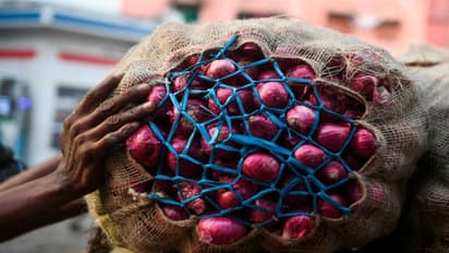 150ರ ಬದಲು 550 ಕೊಟ್ಟು ಚಿತ್ರದುರ್ಗದ ಮಹಿಳೆಯಿಂದ ಈರುಳ್ಳಿ ಖರೀದಿಸಿದ ಉಡುಪಿಯ ರೈತ