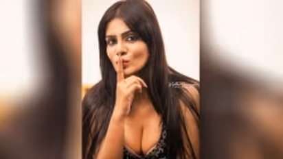 "எதை மூடனுமோ, அதை மூடுங்க"... பயங்கர ஓப்பனா போட்டோ போட்ட மீரா மிதுனை வறுத்தெடுக்கும் நெட்டிசன்கள்...!