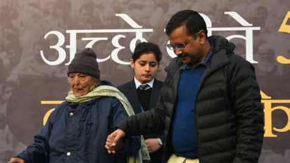 वायरल हुई  CM अरविंद केजरीवाल की ये तस्वीर, जानिए आखिर कौन है ये बुजुर्ग महिला?