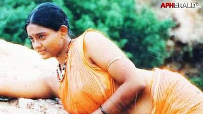 ரஞ்சிதாவை இப்படித்தான் மடக்கினார் நித்யானந்தா...!! அந்த விஷயத்திற்கு அடிமையான ரஞ்சி...!!