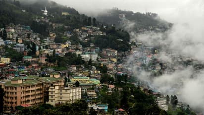 মরসুমের প্রথম তুষারপাত দার্জিলিং-এ, বর্ষের শুরুতেই মন ভরল পর্যটকদের