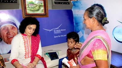 एक दिन भी नहीं लेती छुट्टी, गरीबों के लिए मेडिकल सुविधाओं की ‘होम डिलीवरी’ करती है ये डॉक्टर