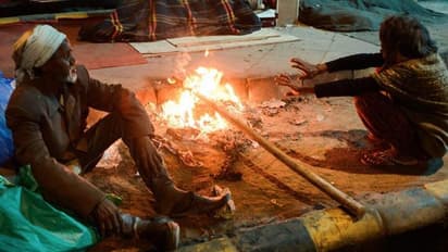 തണുത്ത് വിറച്ച് ദില്ലി, പുതക്കാനൊരു പുതപ്പോ, കയറിക്കിടക്കാനൊരിടമോ ഇല്ലാതെ ഇവര്