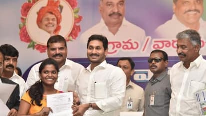 Year Roundup 2019: గ్రామ, వార్డు వాలంటీర్ వ్యవస్థతో సత్ఫలితాలు