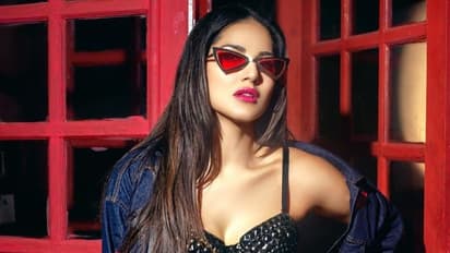 স্বামী-কে হাতকড়া পরালেন সানি লিওন,  মুহূর্তে ভাইরাল ভিডিও