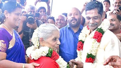 67 வயதில் மறுமணம் செய்து கொண்ட முதிய தம்பதி !! கேரளாவில் அரசே நடத்தி வைத்த புரட்சித் திருமணம் !!