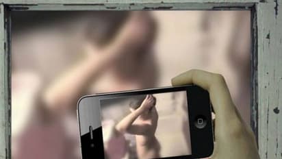 பெட்ரோல் பங்கில் பெண்கள் உடை மாற்றுவதை அங்குலம் அங்குலமாக ரசித்த ஊழியர்... வீடியோ வெளியானதால் பரபரப்பு..!